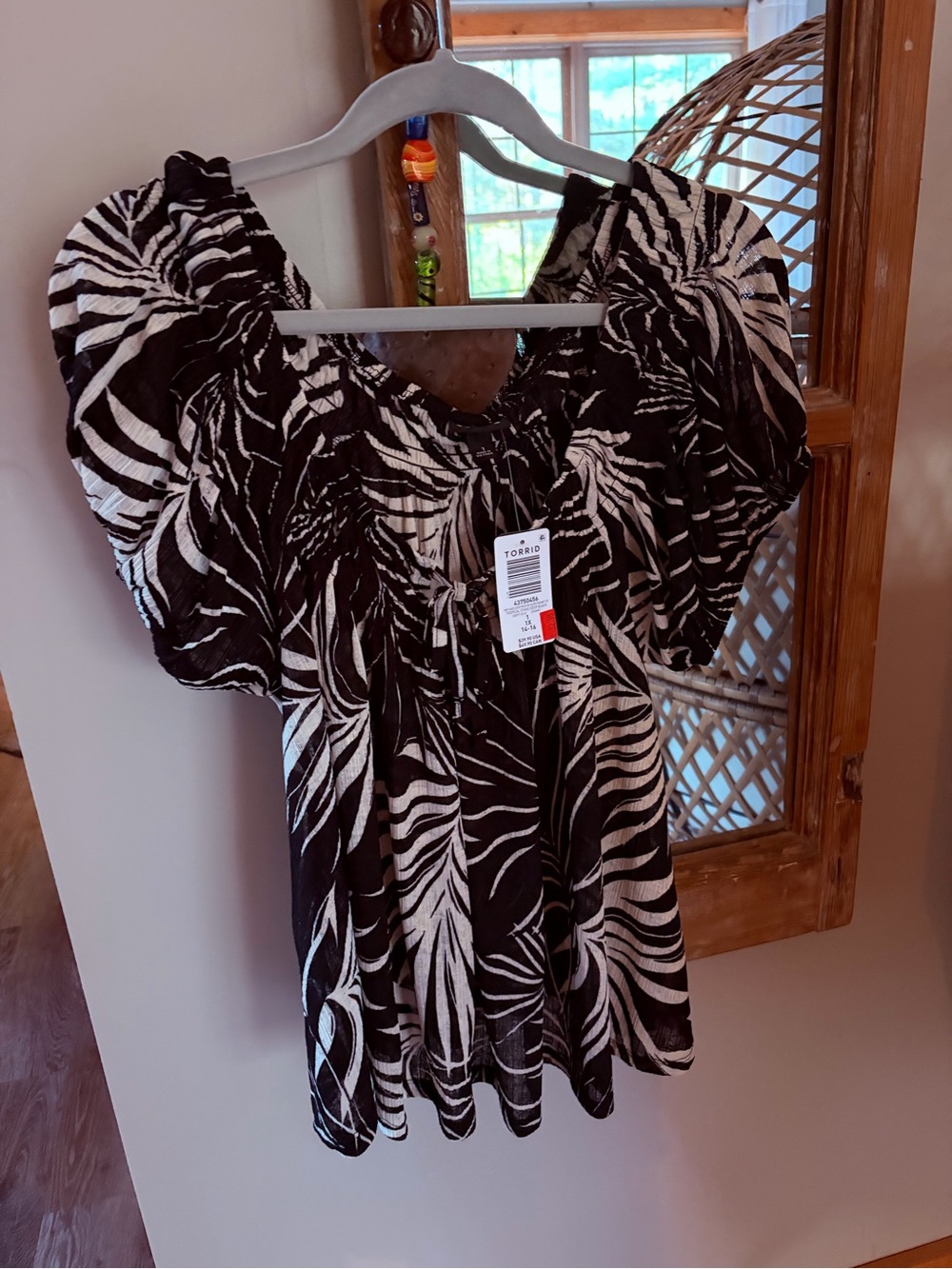 Torrid Black & White Puff-Sleeve Floral Print Top- Flowy
